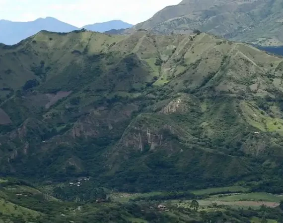 Blick auf Hügellandschaft von Vilcabamba