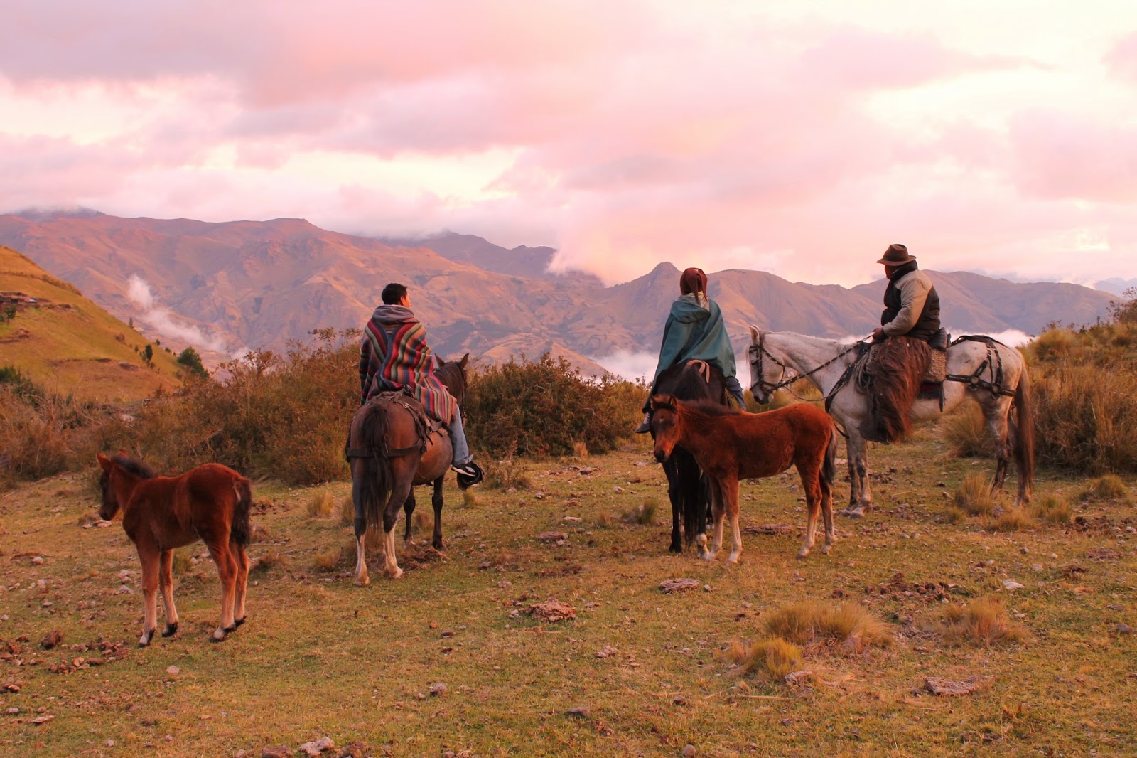 sonnenuntergan angamarca ecuador