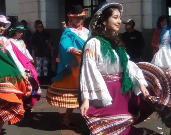 Folklore Tanzgruppe in Quito