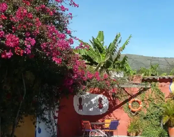 Blick über die Mauer der Hosteria Pantavi