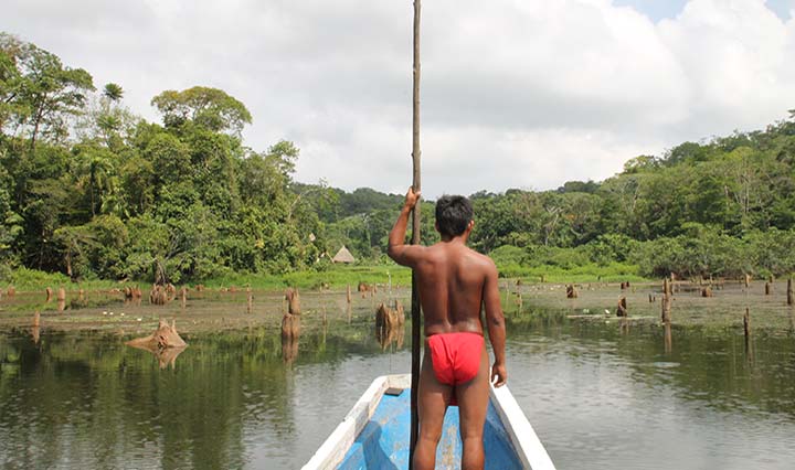 Embera Indianer auf Boot in Panama