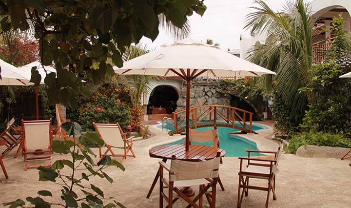 Außenbereich des Tauchhotels Silberstein auf der Insel Santa Cruz