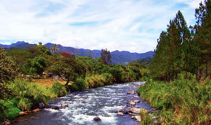 Fluss durch Panamas Hochland Individualreisen Panama