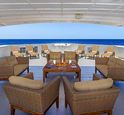 Sonnendeck vom Galapagos Katamaran Treasure of Galapagos