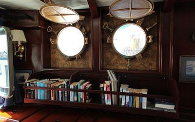 Bibliothek auf dem Galapagos Segelschiff Mary Anne