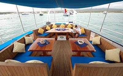 mary-anne-galapagos-segelschiff-speisebereich