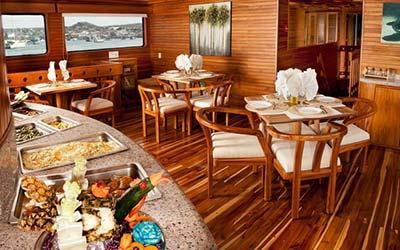 Speisebereich der Galapagos Yacht Galaxy