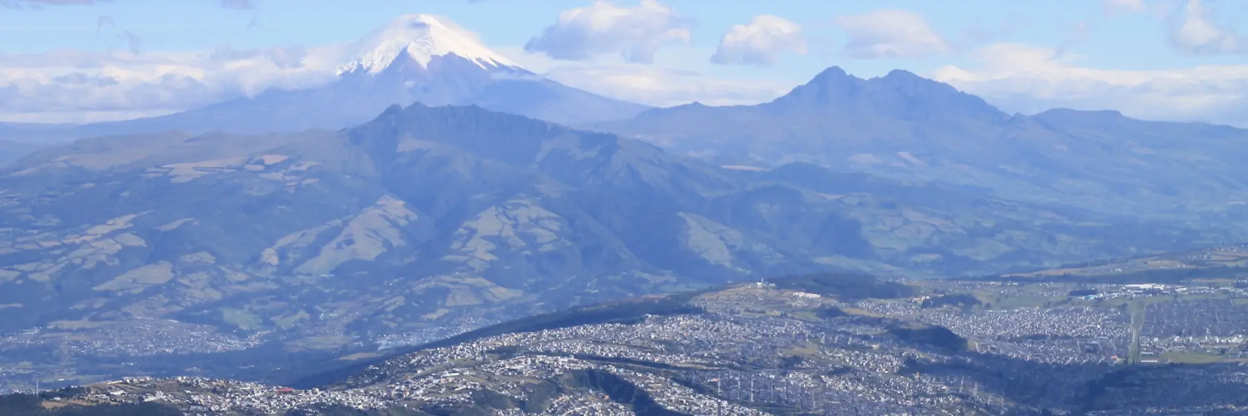 Blick über Quito und Cotopaxi