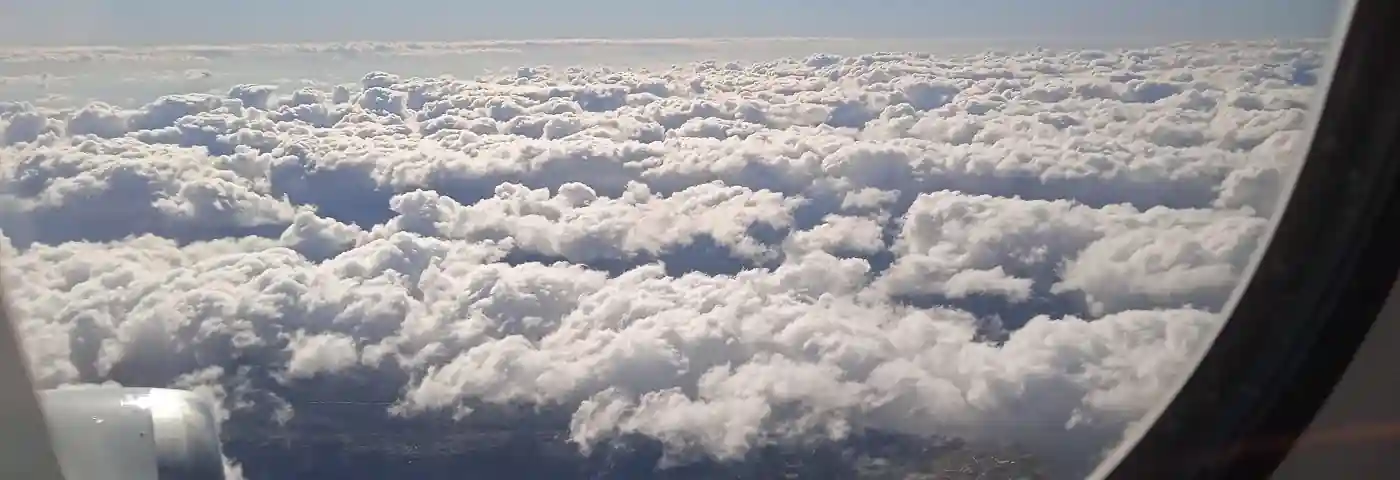 Blick aus dem Flugzeugfenster