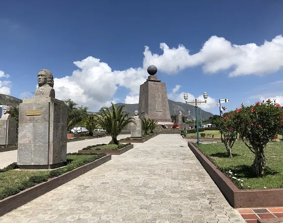 Mitad del Mundo Denkmal