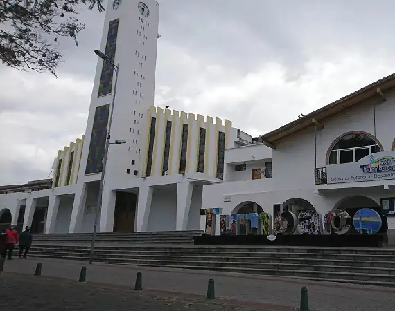 Kirche am Park von Tumbaco