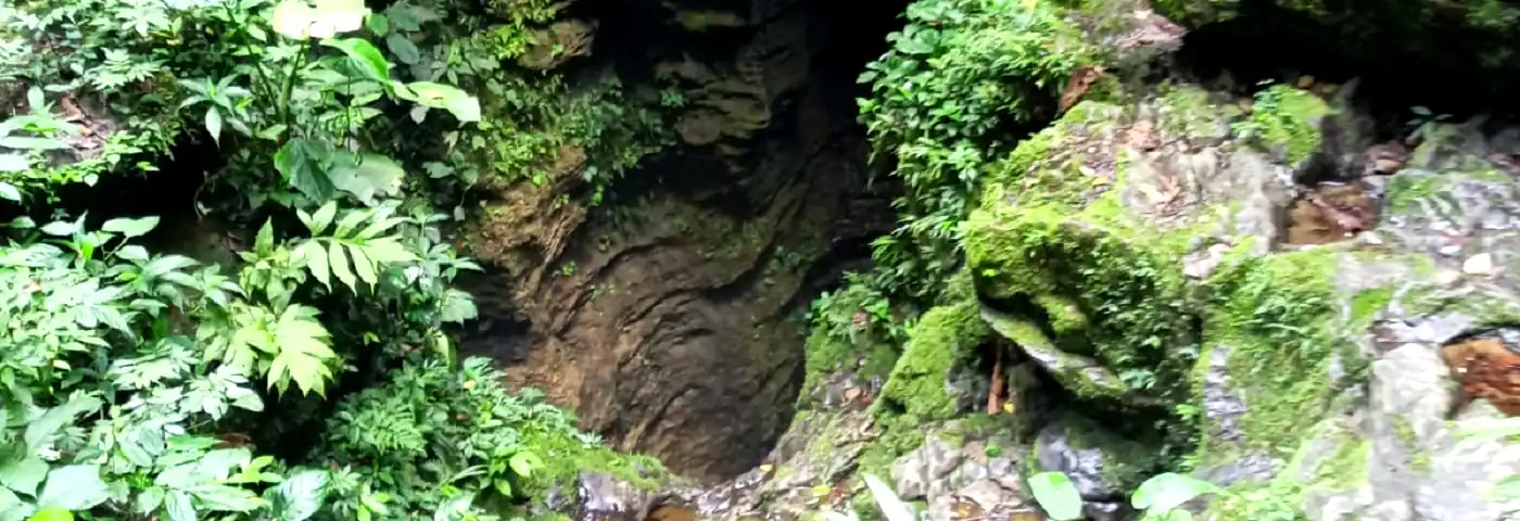 Eingang zu den Tayos Höhlen Ecuador
