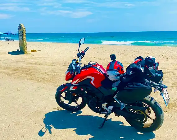 Motorrad am Sztrand von Salinas
