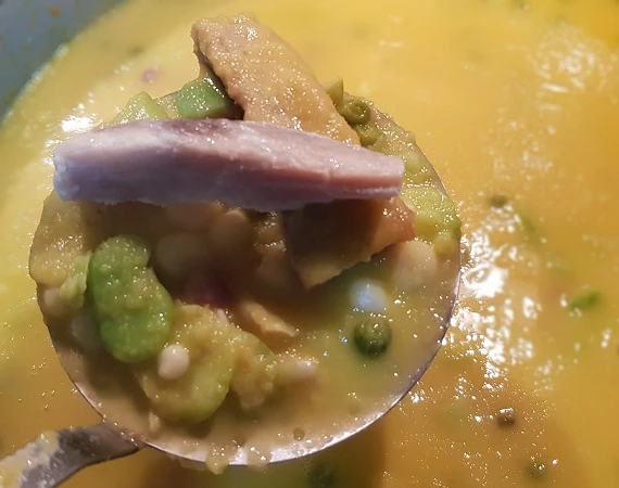 Bohnen und andere Hülsenfrüchte und Fisch in der Fanesca