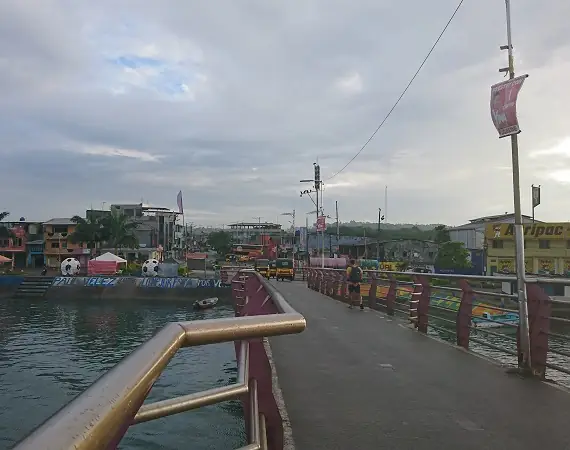 Brücke über den Kanal auf die Insel Muisne