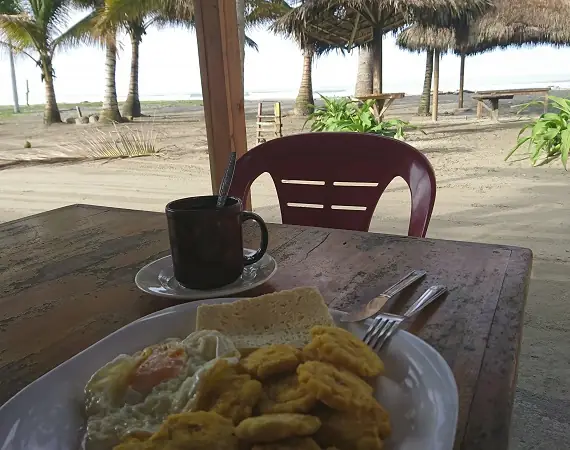 Frühstück am Strand von Muisne