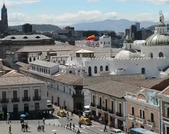 Blick über den Plaza San Francisco und die Altstadt von Quito