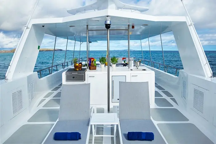Liegen auf dem Sonnendeck der Estrella Galapagos