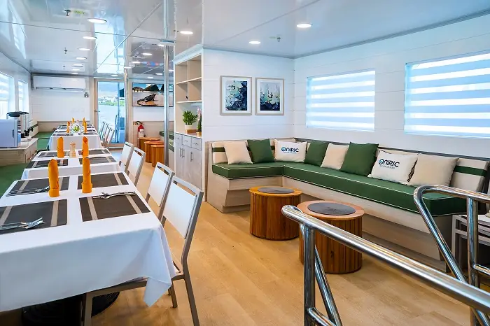 Lounge der Estrella Galapagos mit Speisebereich