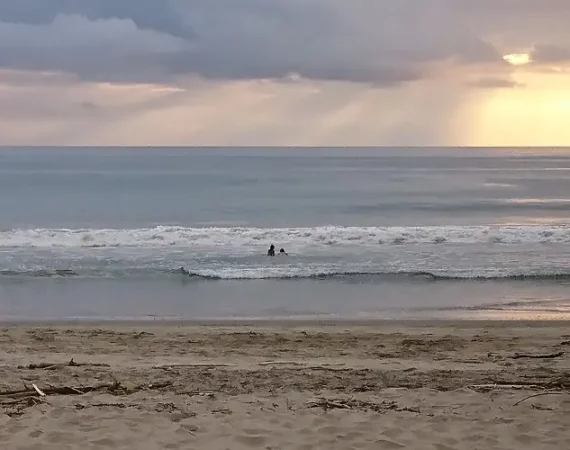 Sonnenuntergang am Strand von Manglaralto