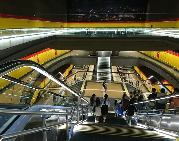 Rolltreppen im Inneren einer Metrostation