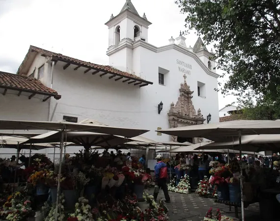 Blumenmarkt vor einer Kirche in Cuenca