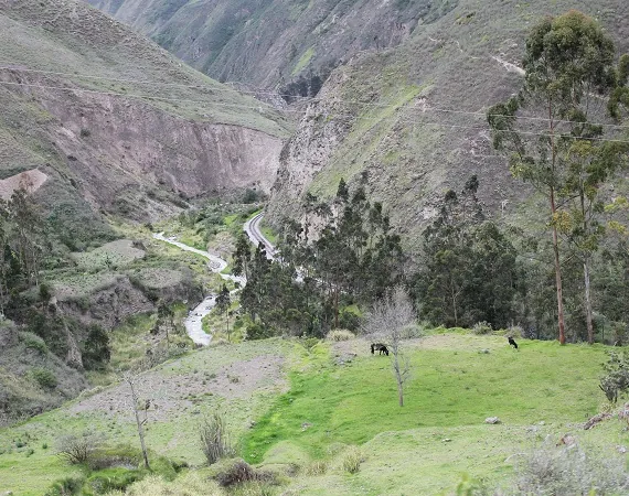 Landschaft entlang der Zugroute von Alausi