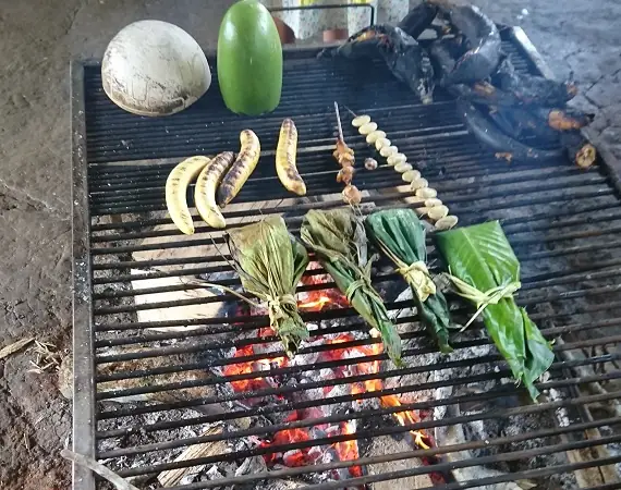 Grill bei der Sani-Gemeinschaft mit tyischem Regenwald-Essen