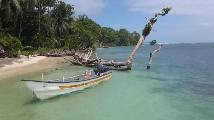 Boot am Strand von Panama