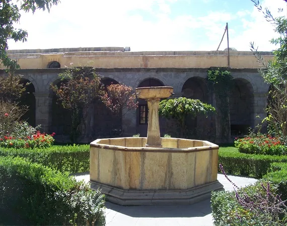 Brunnen in einem Innenhof des Klosters Santa Catalina