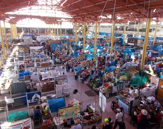 ein typischer Markt mit bunten Ständen in Arequipa