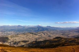 Aublick auf Quito und die umliegende Vulkankette - Ecuador Kombinationsreisen