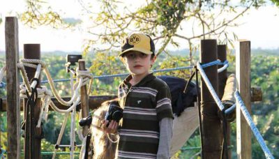 Familienreise in den Yasuní Nationalpark in Ecuador: Nicolas auf dem Aussichtsturm