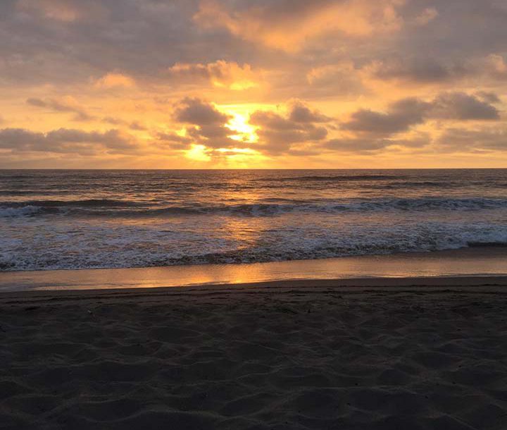 Sonnenuntergang über dem Pazifik am Strand von Puerto Lopez in Ecuador