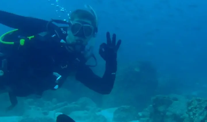 Taucher im Wasser bei den Galapagos Inseln