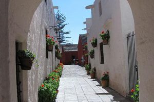 weisse straße mit blumen in cusco peru