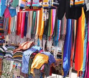 kleidung-markt-otavalo Stand mit bunter Kleidung auf dem Markt in Otavalo