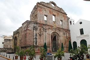 Alte Kirche und Kirchplatz in Panama Stadt