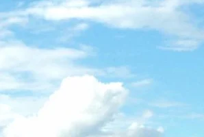 Weiße Wolken vor blauem Himmel