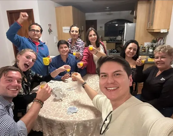 Das Team in Quito beim Cuaranta spielen und Canaleazo trinken