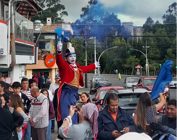 Personen auf Stelzen sind eine der Traditionen während der Feierlichkeiten in Quito