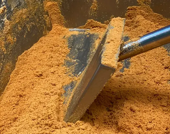 mit einergroßen Schaufel wird die Panela durchmischt