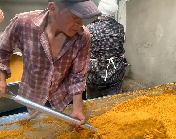 ein Arbeiter rührt die Panela um
